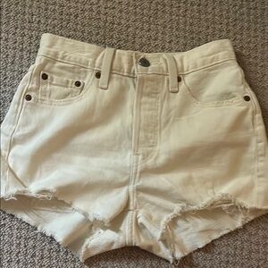 White Levi’s Jean shorts